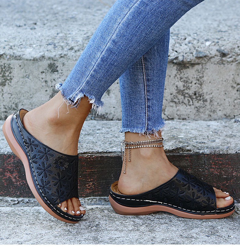 Damen Komfortable Clogs mit floralen Applikationen und anatomischem Fußbett EB