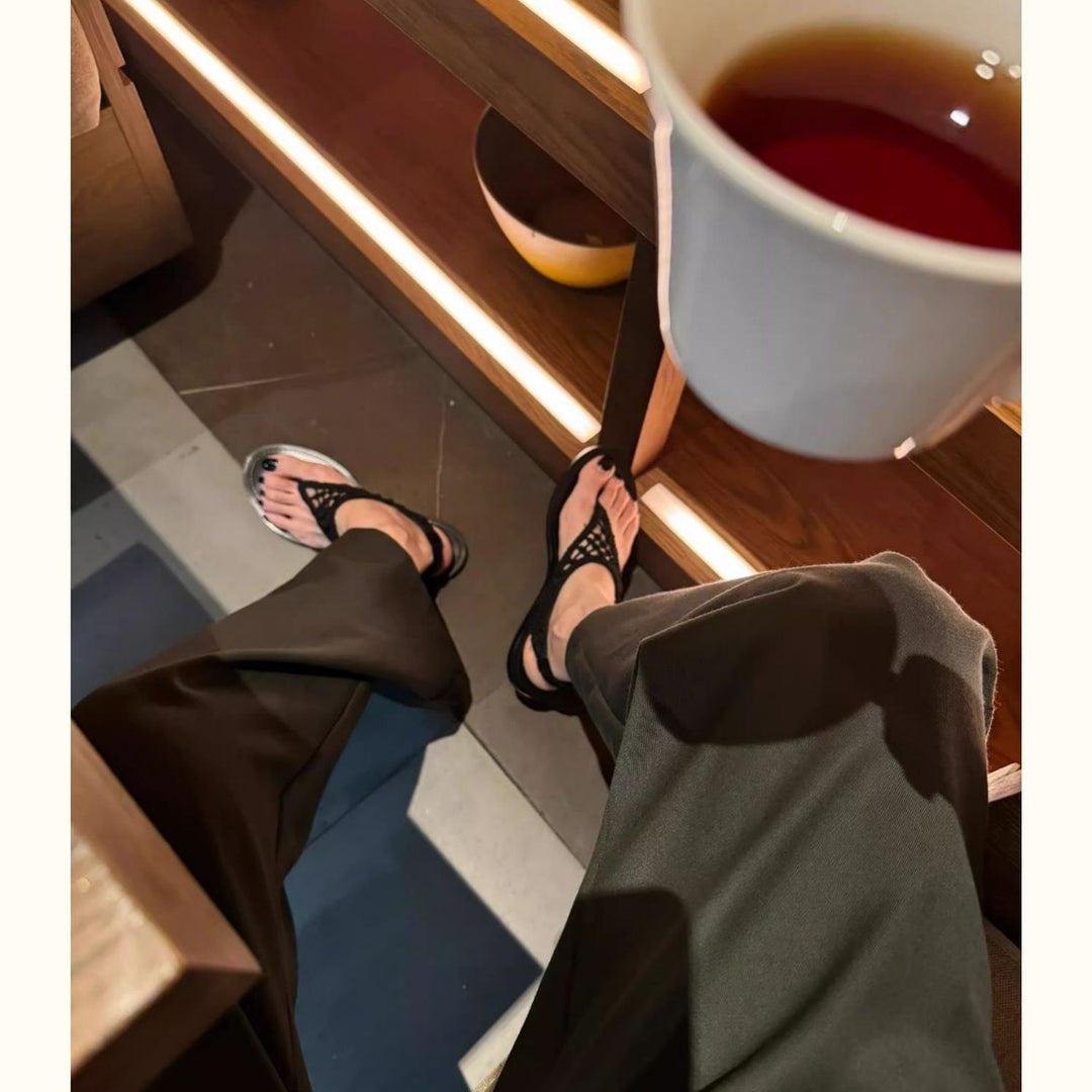 Damen Zehentrenner-Sandalen mit geflochtenem Riemendesign und komfortablem Fußbett EB