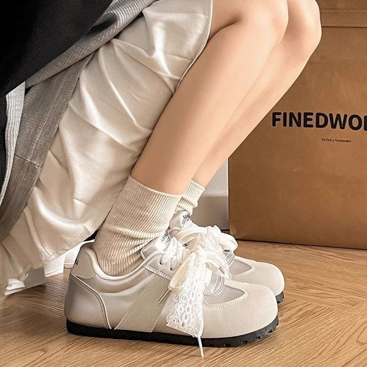 Damen Sneakers mit verspieltem Schnürdesign und komfortabler Dämpfung EB