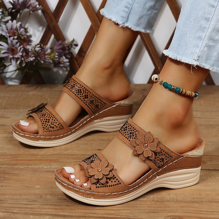 Damen stilvolle Wedge-Pantoletten mit floralen Akzenten EB