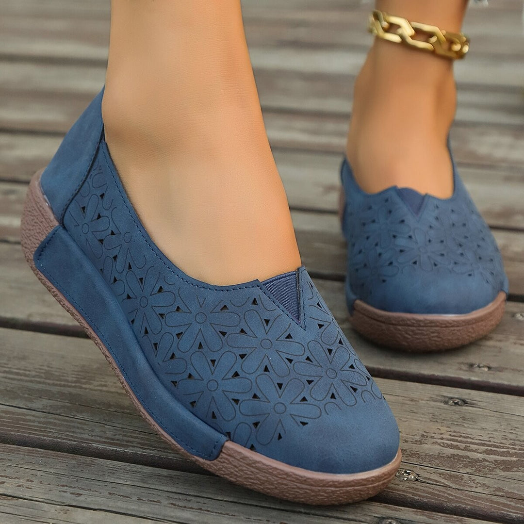 Damen Bequeme Slip-On Schuhe mit floraler Cut-Out-Optik EB