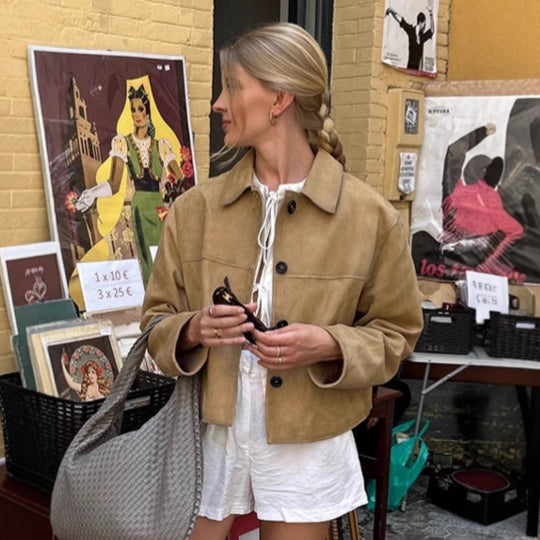Damen Modische Wildlederjacke im lässigen Schnitt mit Knopfdetails EB