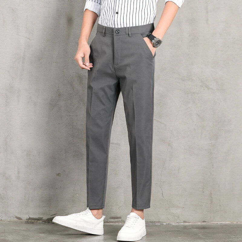 Herren moderneChinohose mit slim fit Schnitt und praktischen Seitentaschen EB