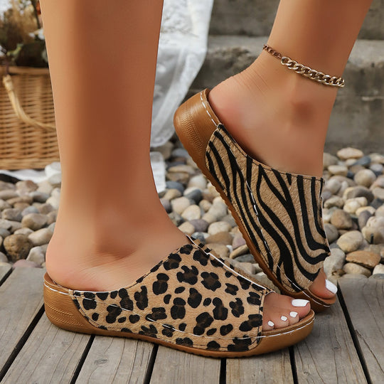 Damen modische Clogsandalen mit tierischem Print und elegantem Schmuckdetail EB