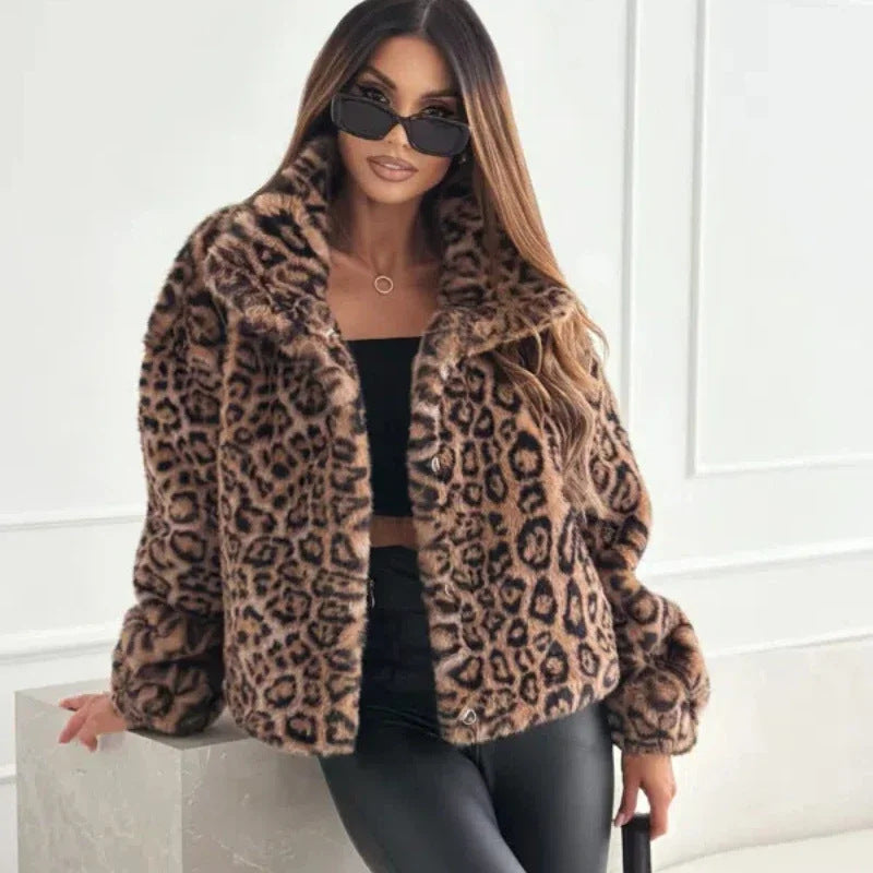 Damen nan kurze Kunstfelljacke mit Wildmuster, V-Ausschnitt und taillierter Silhouette EB