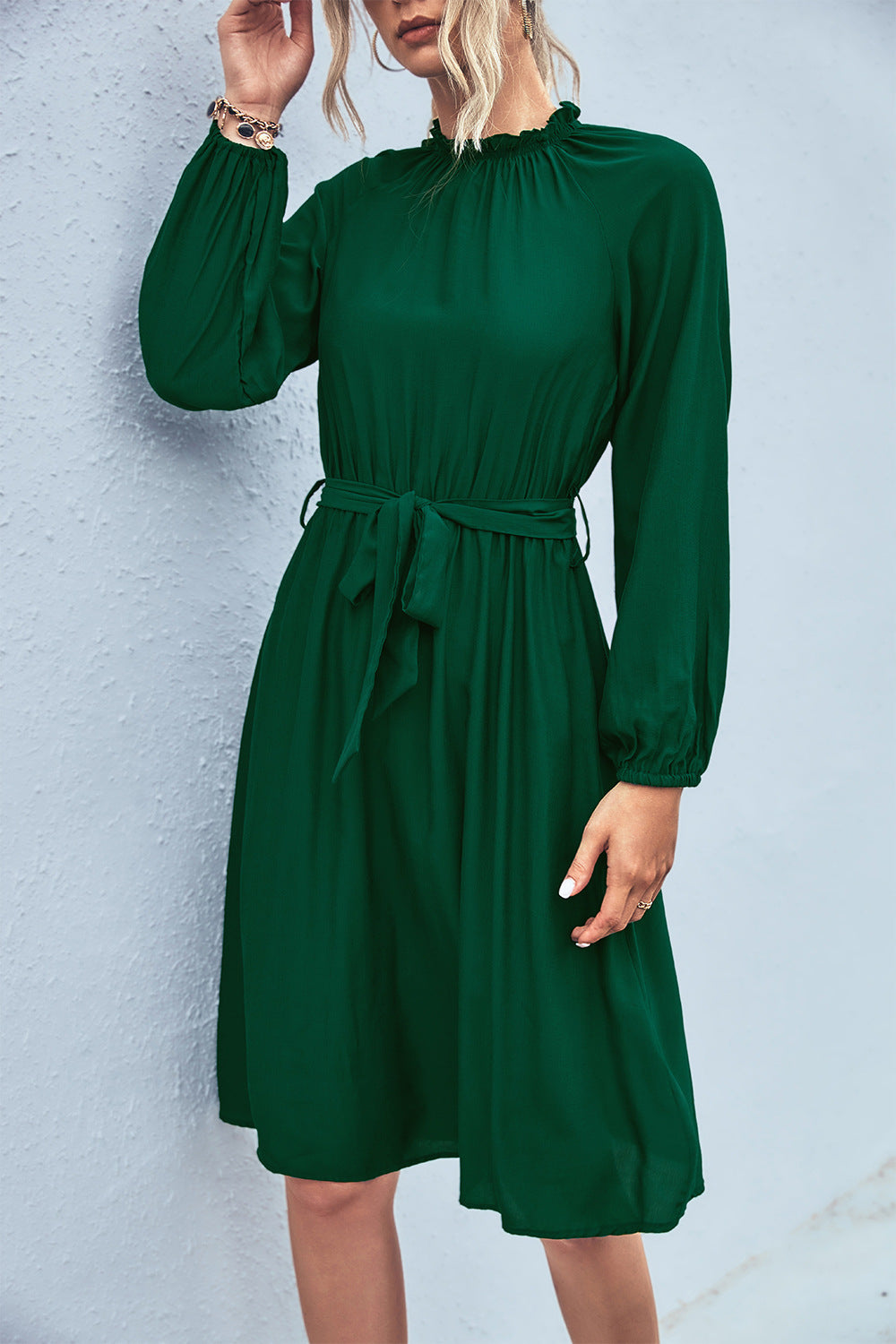 Damen Midi-Kleid mit elastischem Taillengürtel und femininen Puffärmeln EB