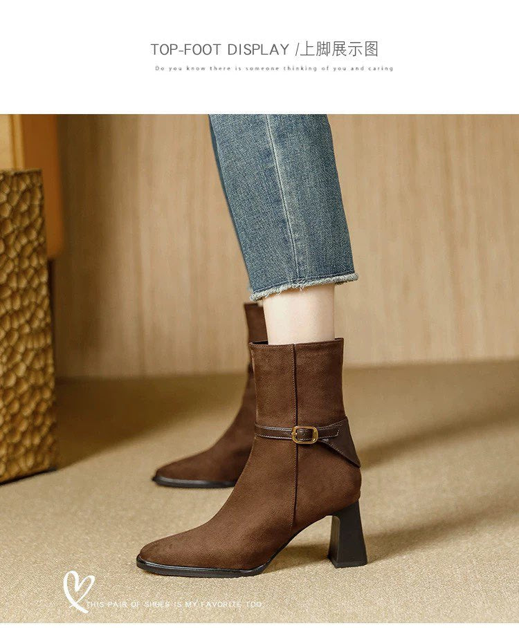 Damen  elegante Veloursleder-Stiefelette mit mittlerem Blockabsatz und dekorativem Schnallenriemen EB