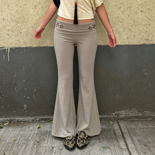 Damen nan Yogahose Flared mit Umschlagbund, komfortable Bootcut-Passform und Laser-Cut Blütendetail EB