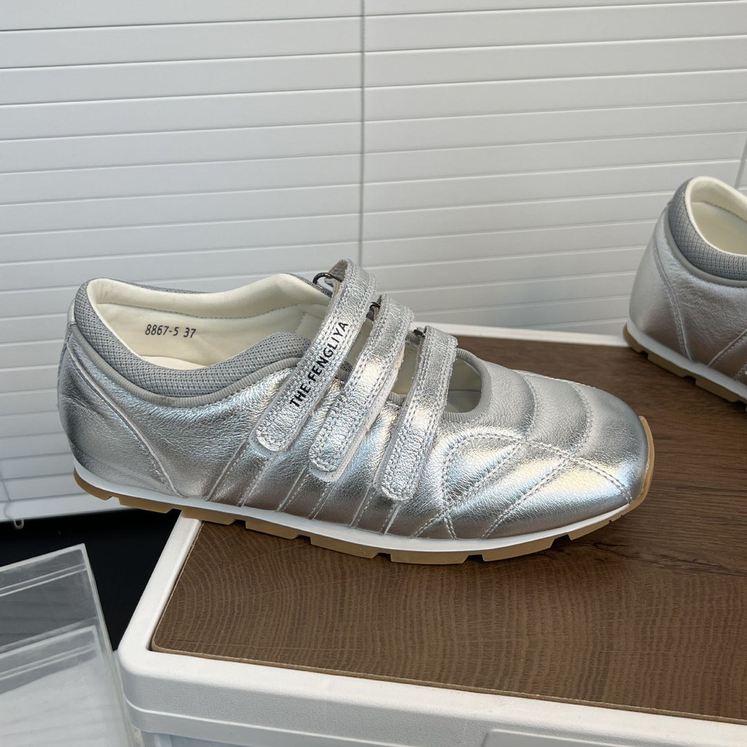 Damen Sportliche Sneaker mit praktischem Klettverschluss und glänzender Oberflächenstruktur EB