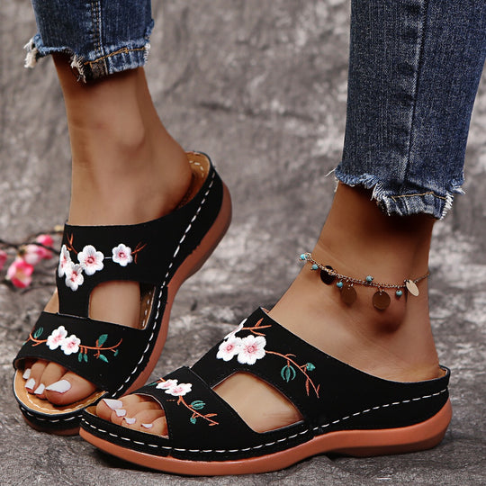 Damen Komfortable Riemensandalen mit floralem Stickdesign EB