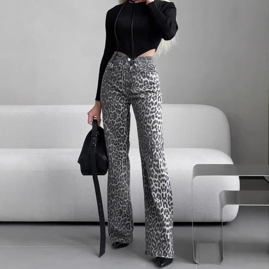 Damen Highwaist Schlagjeans mit dezenter Leo-Print, weitem Bein und rohem Saum Eichborn Berlin