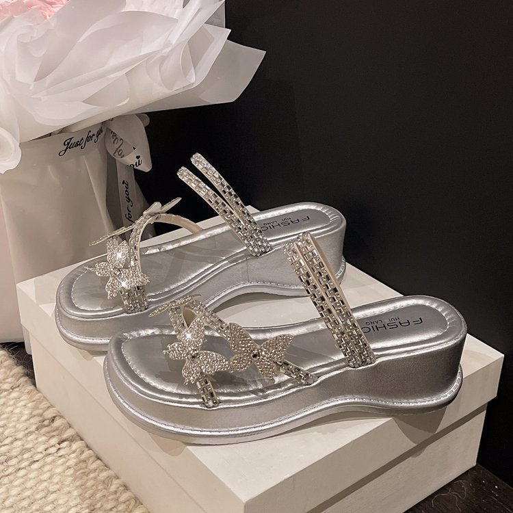 Damen glamouröse Riemensandalen mit funkelnden Schmetterlingsapplikationen EB