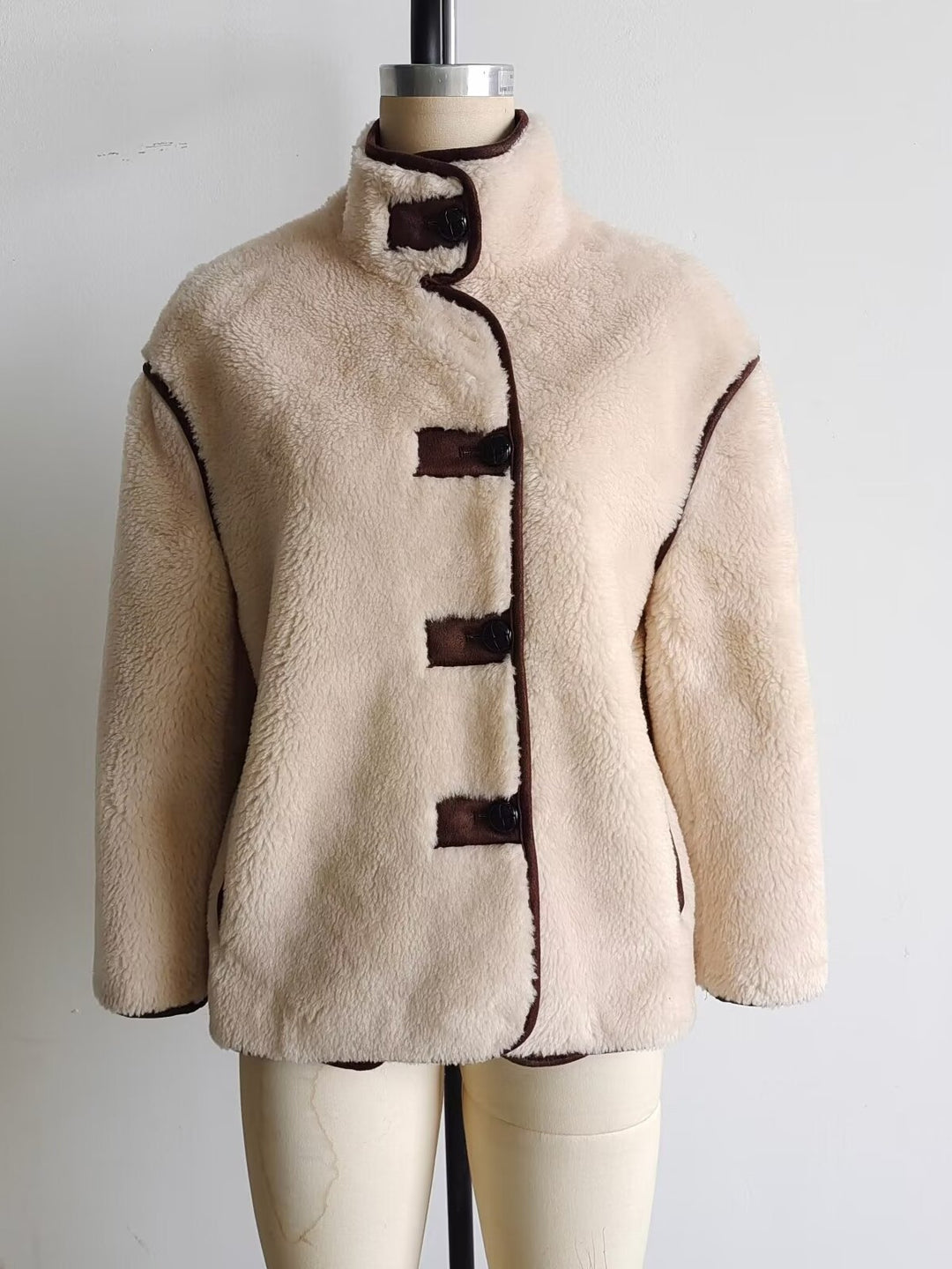 Damen Teddyfelljacke mit stylischem Stehkragen und praktischen Taschen EB