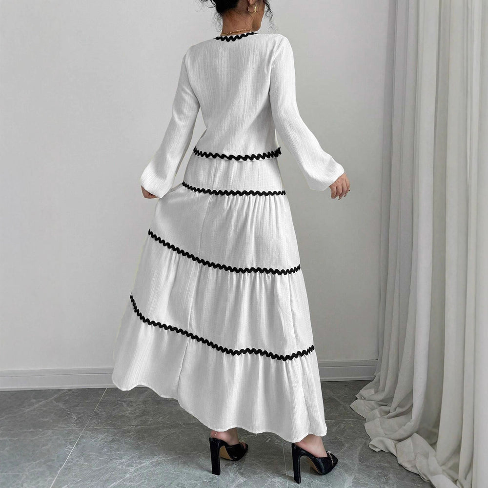Damen Maxi-Kleid mit verspieltem Schnürungsausschnitt und elegantem Rüschenboden EB