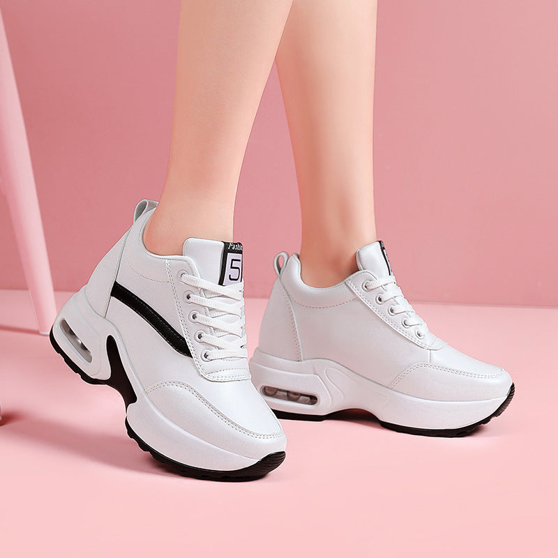 Damen nan urbaner Plateausneaker mit luftgeformter Zwischensohle und geschwungener Seitenapplikation EB