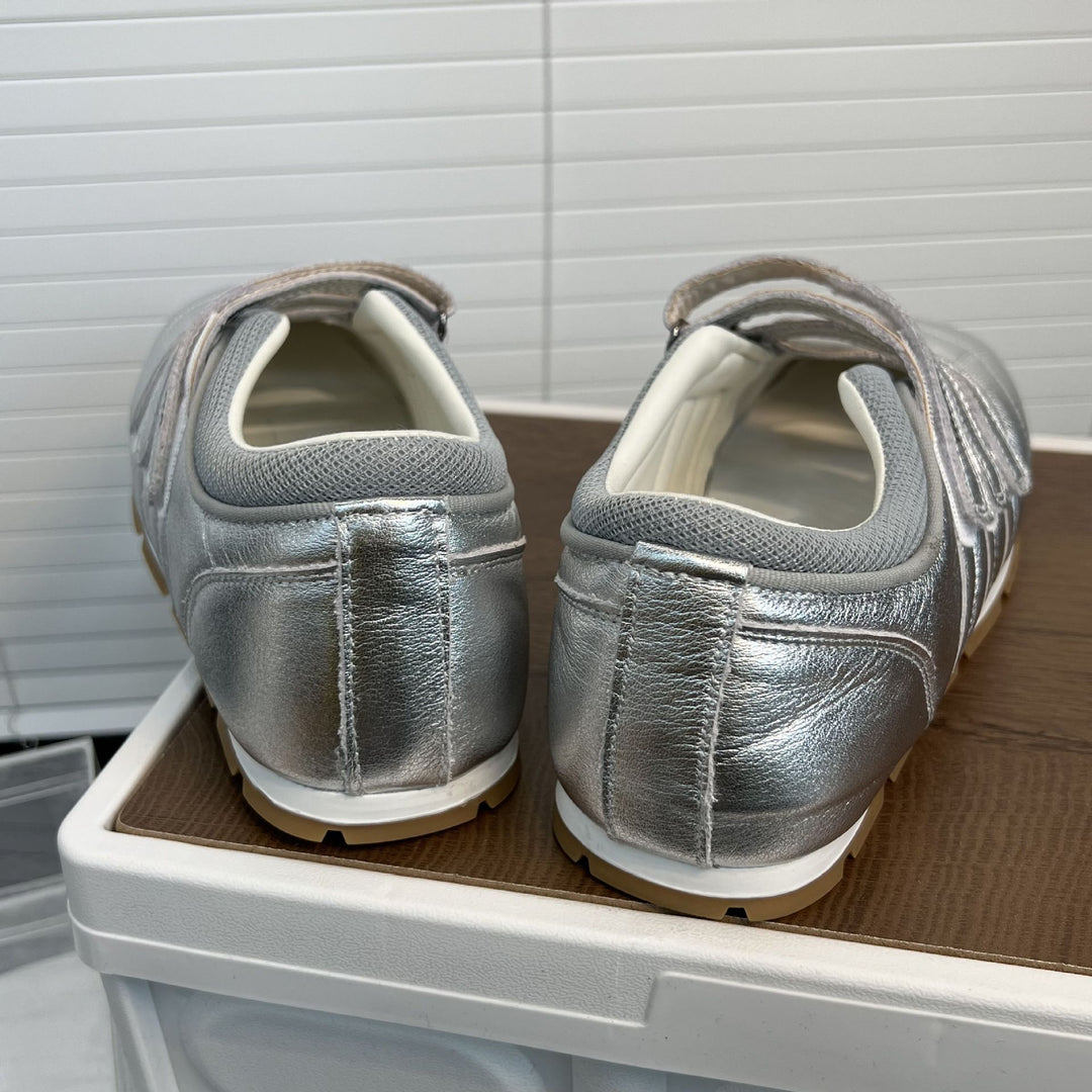 Damen Sportliche Sneaker mit praktischem Klettverschluss und glänzender Oberflächenstruktur EB
