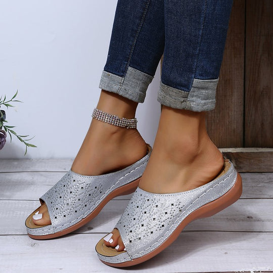 Damen Komfortable Mulesandaletten mit floralem Lochmuster und rutschfester Sohle EB