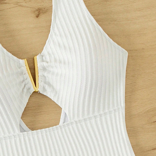 Damen Einteiler Badeanzug mit schickem Cut-Out und dekorativem Gold-Detail EB