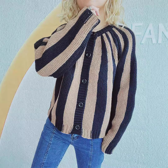 Damen gemütlicher Strickcardigan mit gestreiftem Design und modernen Knopfdetails EB