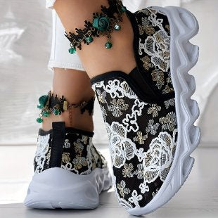 Damen Komfortable Slip-On Sneakers mit floralem Spitzen-Design EB