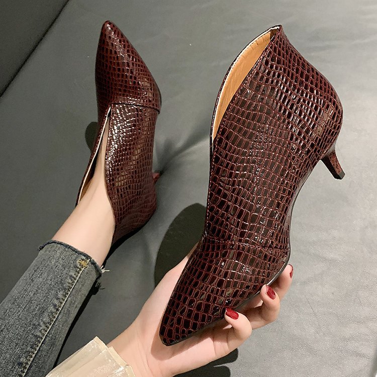 Damen elegante Stiefeletten mit spitz zulaufendem Design und glänzender Krokodilprägung EB