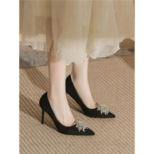 Damen elegante Pumps mit funkelnder Brosche EB