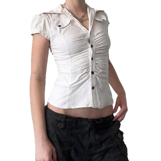 Damen figurbetontes Blusenshirt mit eleganten Rüschendetails und Knopfverschluss EB
