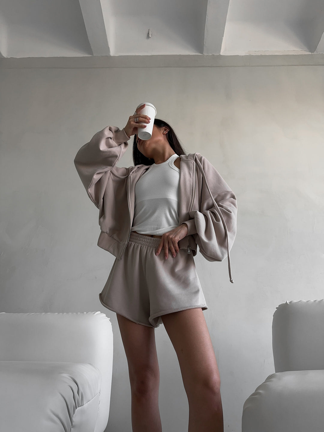 Damen oversized Cropped-Zip-Hoodie mit voluminösen Ballonärmeln und elastischer High‑Waist Loungeboxer-Shorts Eichborn Berlin