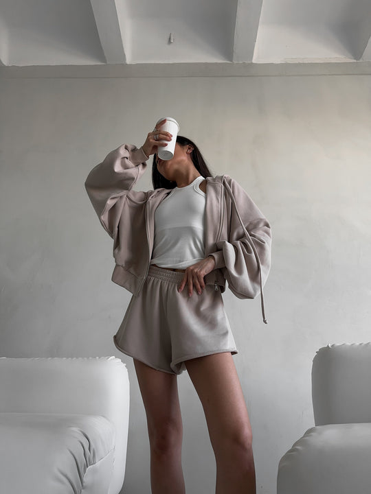 Damen oversized Cropped-Zip-Hoodie mit voluminösen Ballonärmeln und elastischer High‑Waist Loungeboxer-Shorts Eichborn Berlin