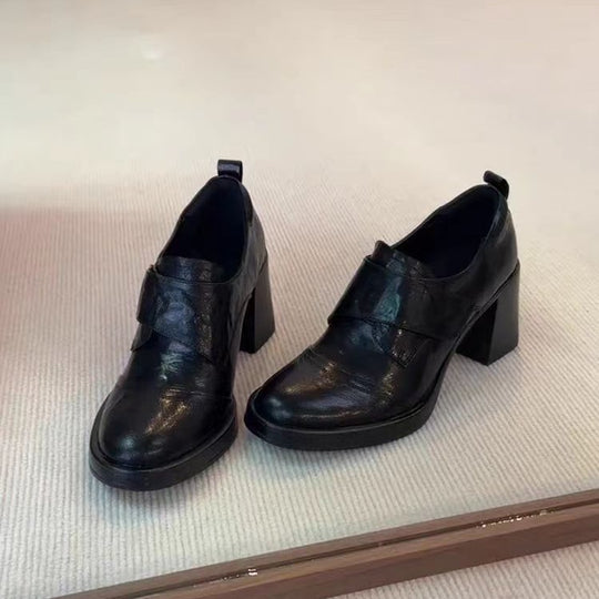 Damen Blockabsatz-Pumps mit doppeltem Riemchen und glänzender Oberflächenstruktur EB
