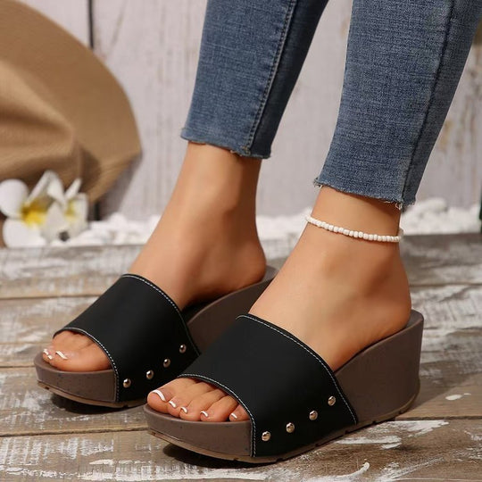 Damen Keil-Pantoletten mit breitem Riemen, Nietenakzent und ergonomischer Keilsohle EB
