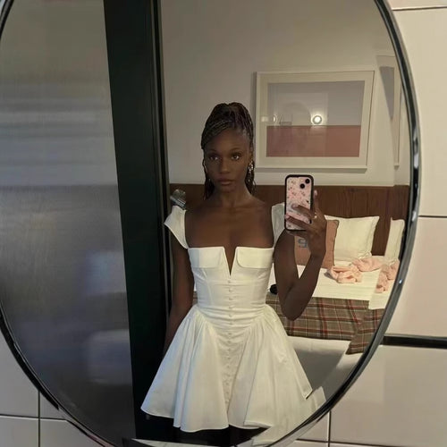 Damen Minikleid mit voluminösen Rüschenelementen und Knopfdetailierung EB