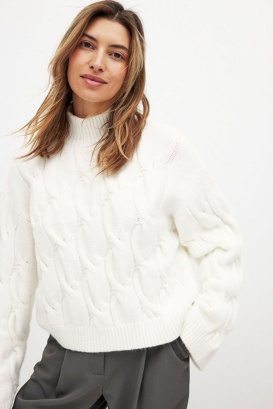 Damen Grobstrickpullover mit einem hohen Kragen und romantischem Zopfdesign EB