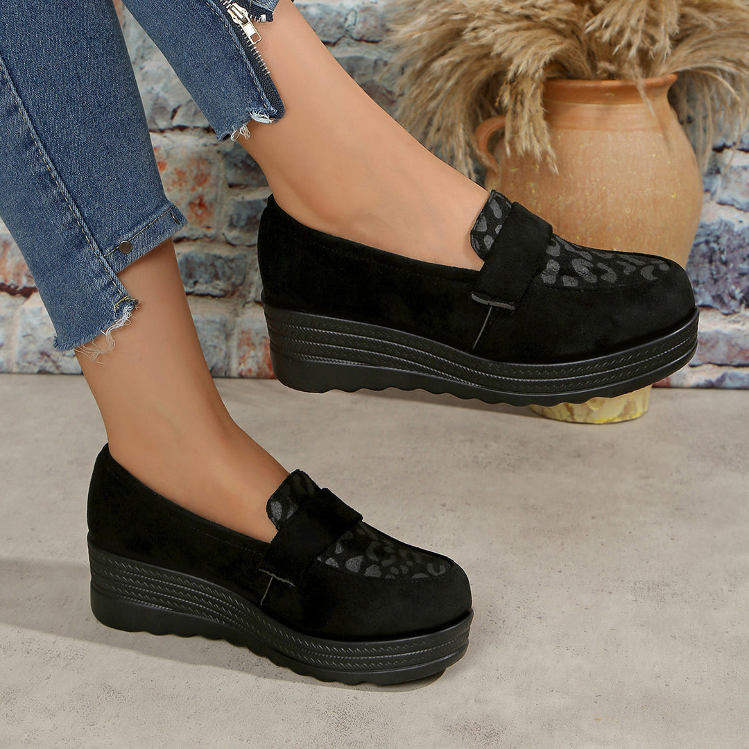 Damen Slipper mit eleganter Tierfell-Applikation und komfortablem Plateau EB