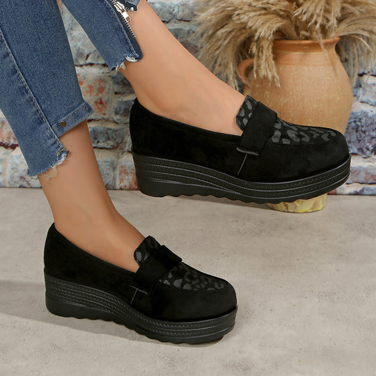 Damen Slipper mit eleganter Tierfell-Applikation und komfortablem Plateau EB