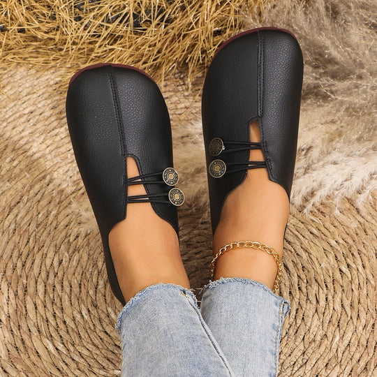 Damen  flache Slipper-Pantoletten aus Wildlederoptik mit elastischer Schnürung und dekorativem Zierknopf EB