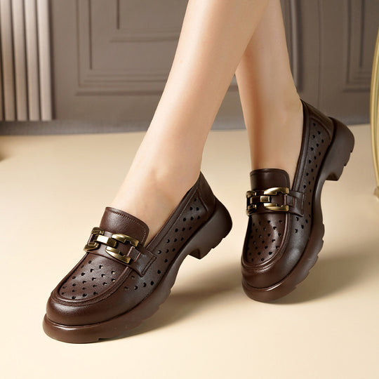 Damen Elegante Mokassins mit luftiger Perforation und subtiler Schmuckdetails EB