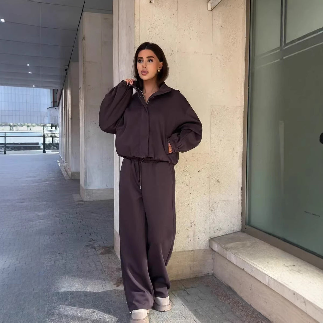 Damen gekürztes Reißverschluss-Hoodie mit Stehkragen und hochgeschnittener Kordel-Jogginghose Eichborn Berlin