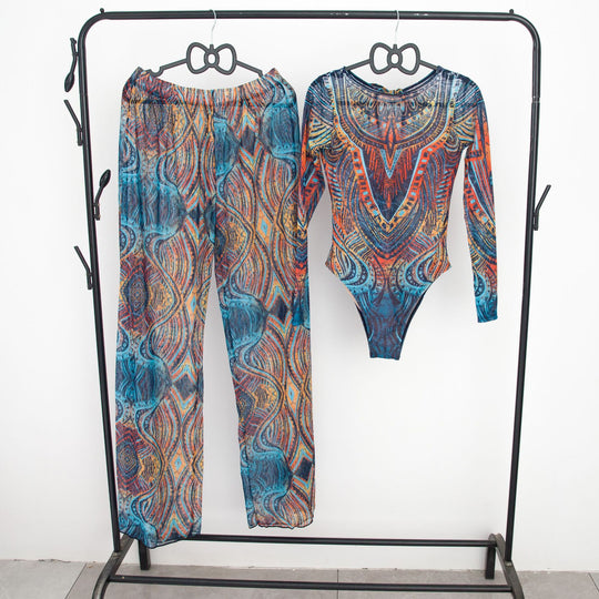 Damen modisches Badeoutfit mit langärmeligen Oberteil und lässigen Pants EB