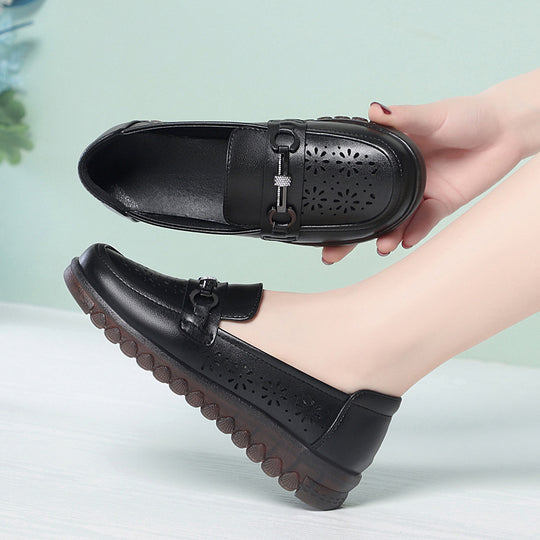 Damen Bequeme Mokassins mit luftiger Perforation und modischem Schmuckdetail EB