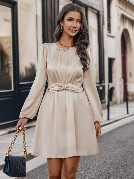 Damen elegantes Mini-Kleid mit tailliertem Schnitt und Puffärmeln EB