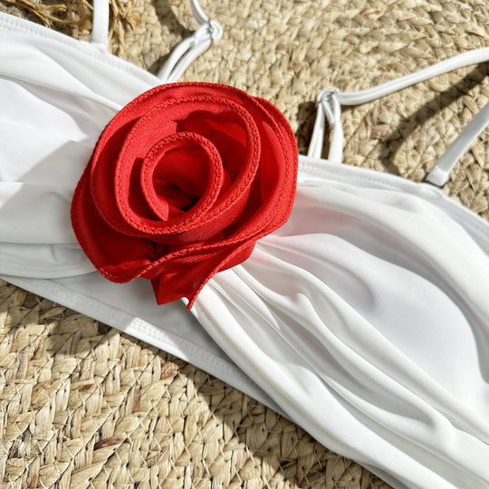 Damen Bikini-Set mit eleganter Rüschendetailierung und verführerischem Blumenakzent EB