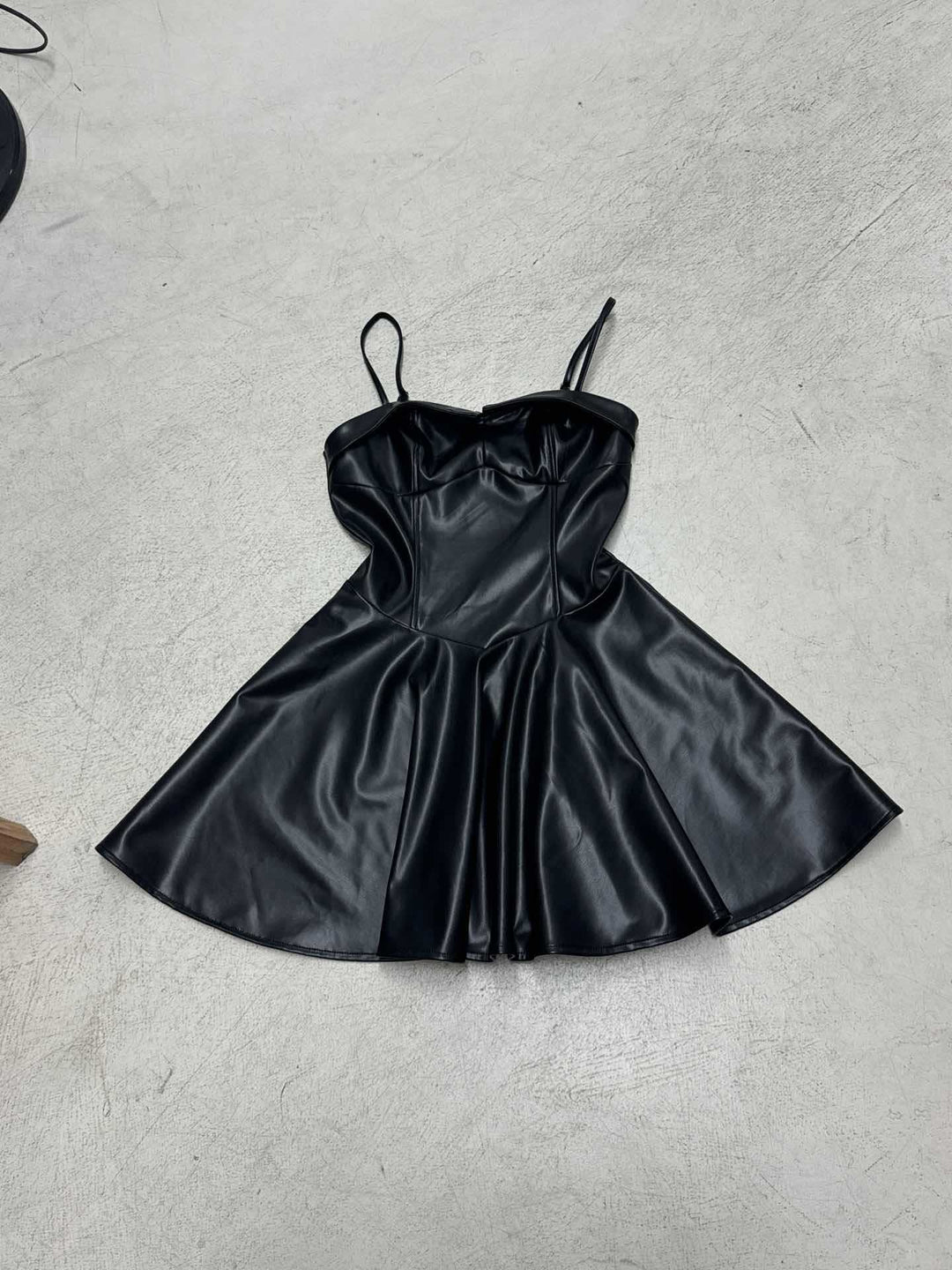 Damen Kunstleder Minikleid mit schwingendem Rock EB