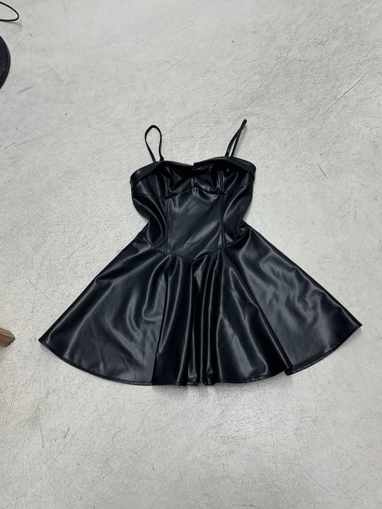 Damen Kunstleder Minikleid mit schwingendem Rock EB