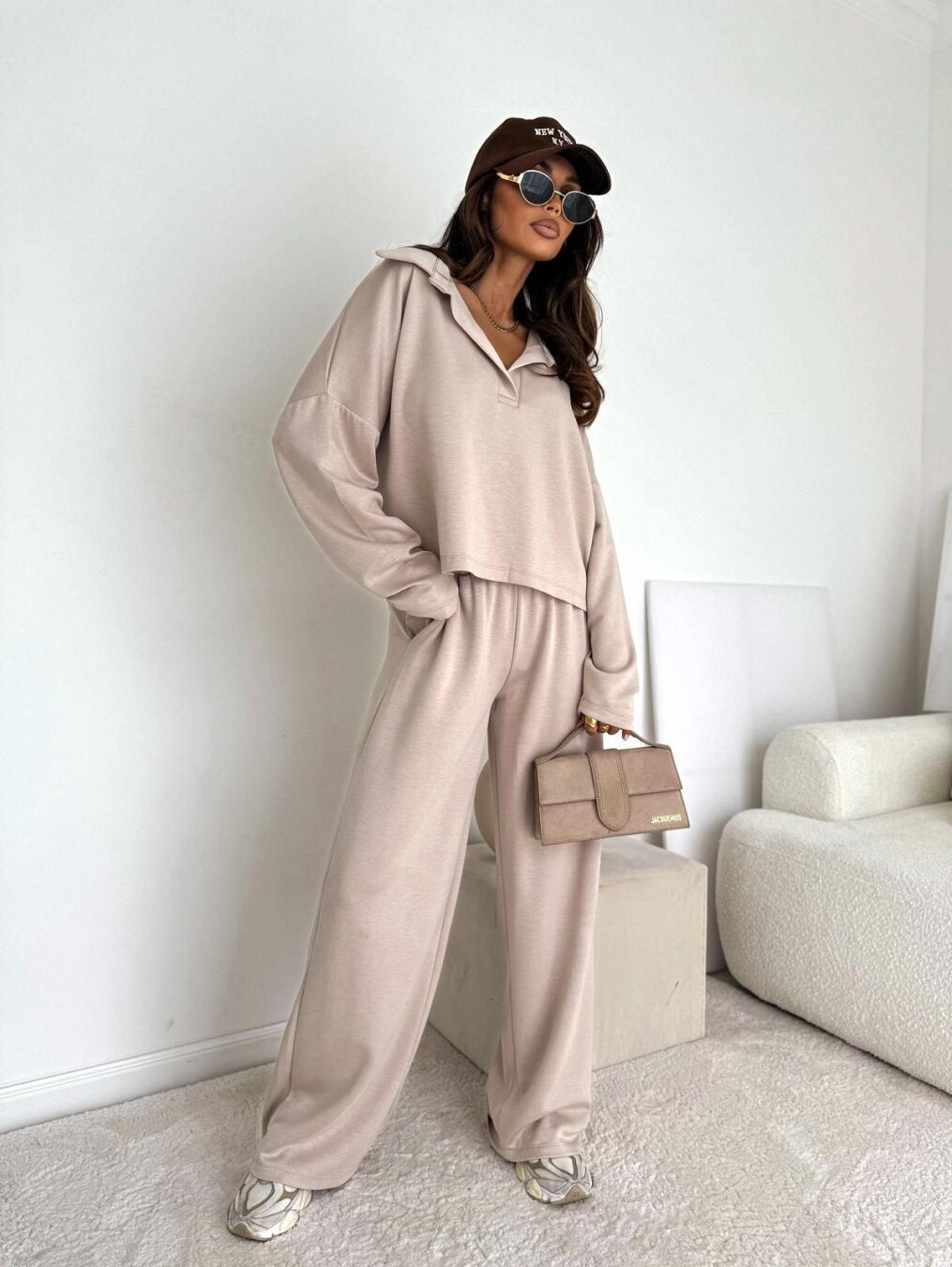 Damen Loungewear-Zweiteiler mit Hemdkragen-Cropped-Sweatshirt und weiter Palazzo-Hose Eichborn Berlin