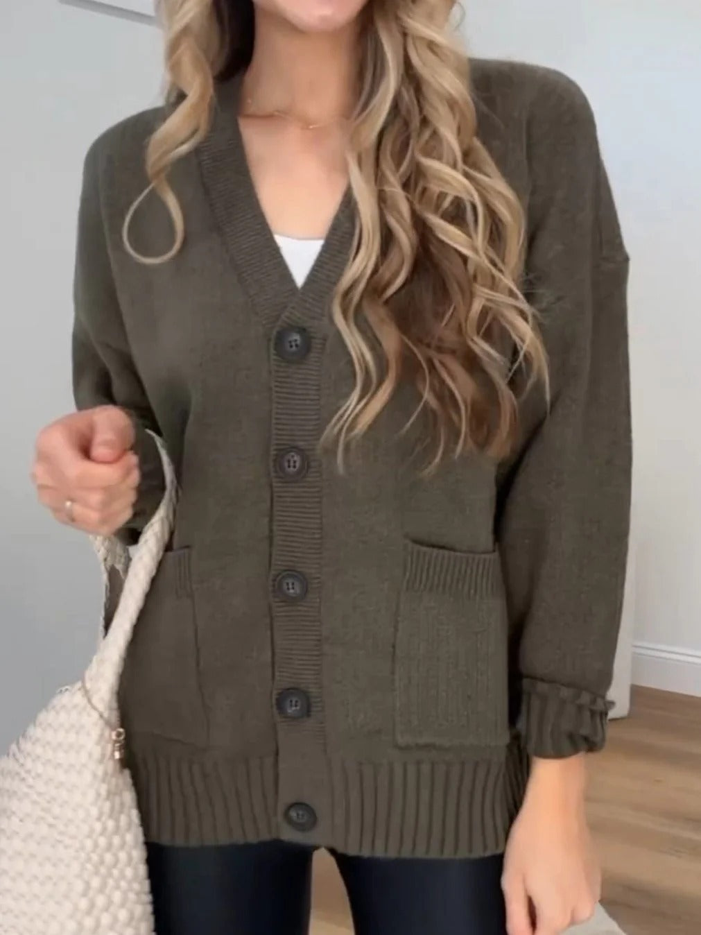 Damen Strickjacke mit Taschen und modernen Knöpfen EB
