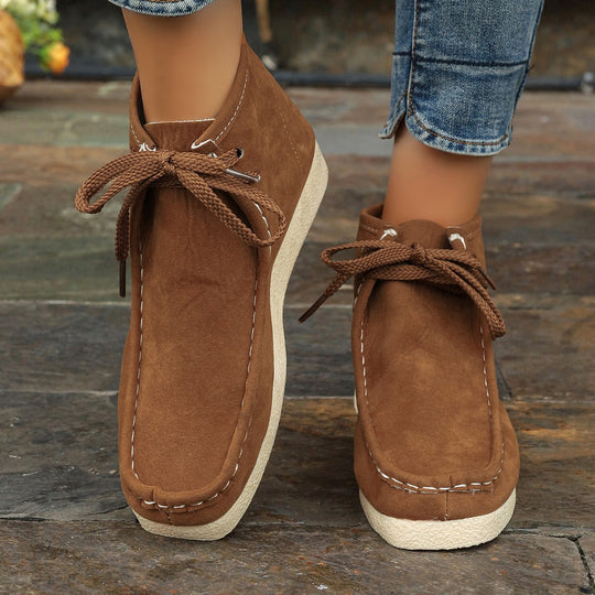 Damen knöchelhoher Mokassin-Boot mit Wildlederoptik, getragener Moccasin-Naht, dämpfender Crepe-Laufsohle und robusten Schnürsenkeln EB
