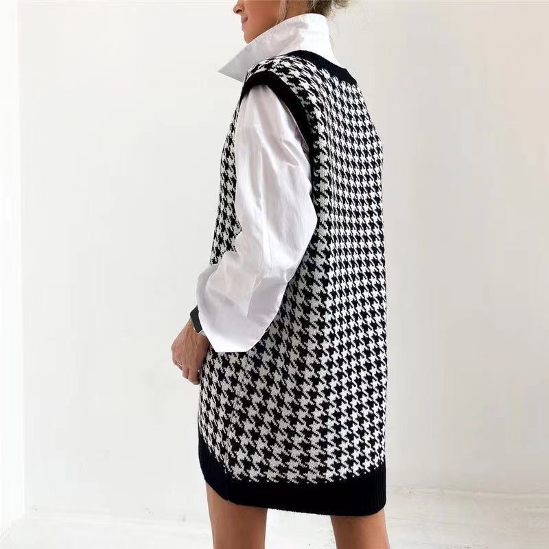 Damen Strickkleid mit klassischem Hahnentrittmuster und modischem V-Ausschnitt EB