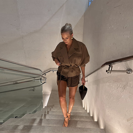 Damen modische Jacket mit Gürtel und großzügigen Taschen EB