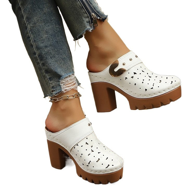 Damen Komfortable und stylische Clogs mit dekorativem Anhänger EB